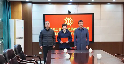 兩名女工患病，省上縣里都來(lái)慰問(wèn)一一虹潤(rùn)三重保障體系筑就員工幸福家